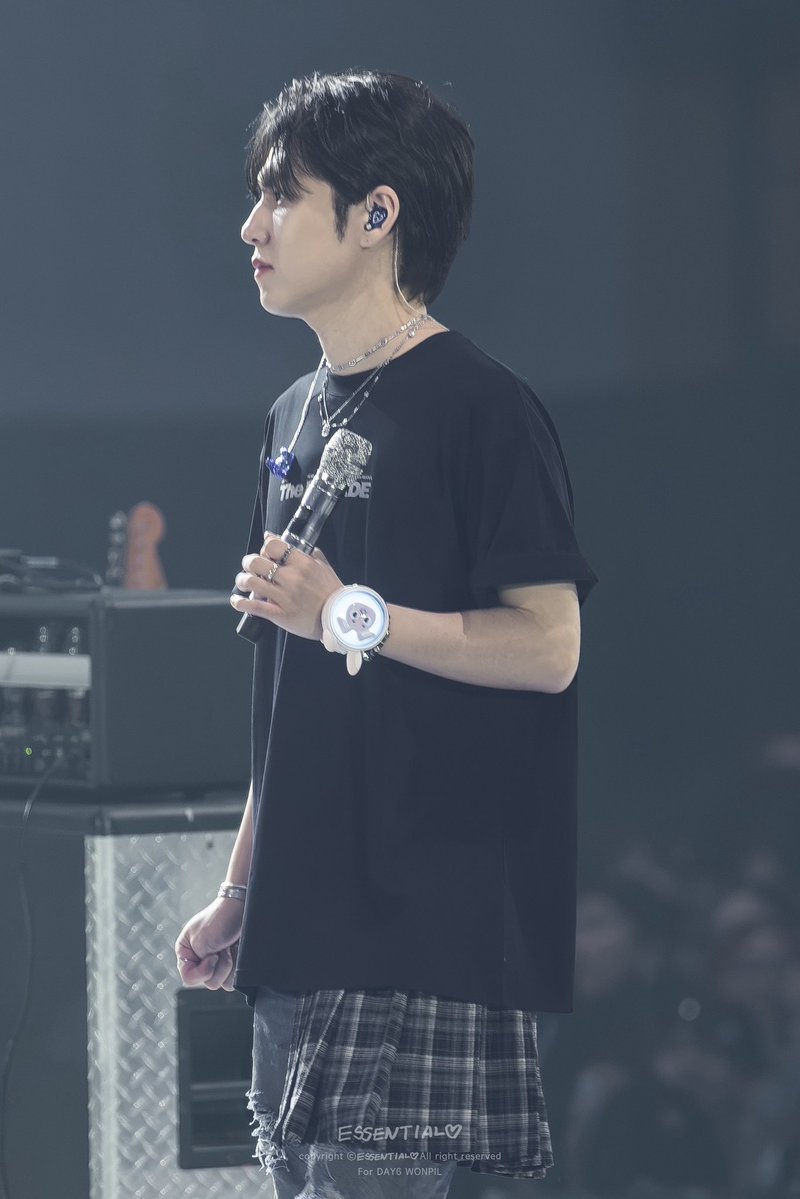 __ESSENTIAL's tweet photo. 260704 The DECADE FINALE 

오른손 꼭 쥐고 있는거 봐🥹

#데이식스 #day6 #원필 #WONPIL https://t.co/w7d2g42uev