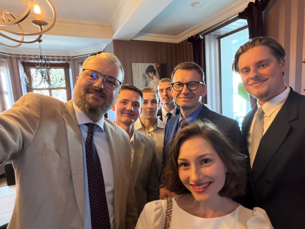 PiotrBober's tweet photo. Bardzo ciekawe, merytoryczne i miłe spotkanie z @MorawieckiM w wielopokoleniowym gronie 🤝👍 Wygląda na to, że CDN. 🙂 https://t.co/3vvSFvvkjw