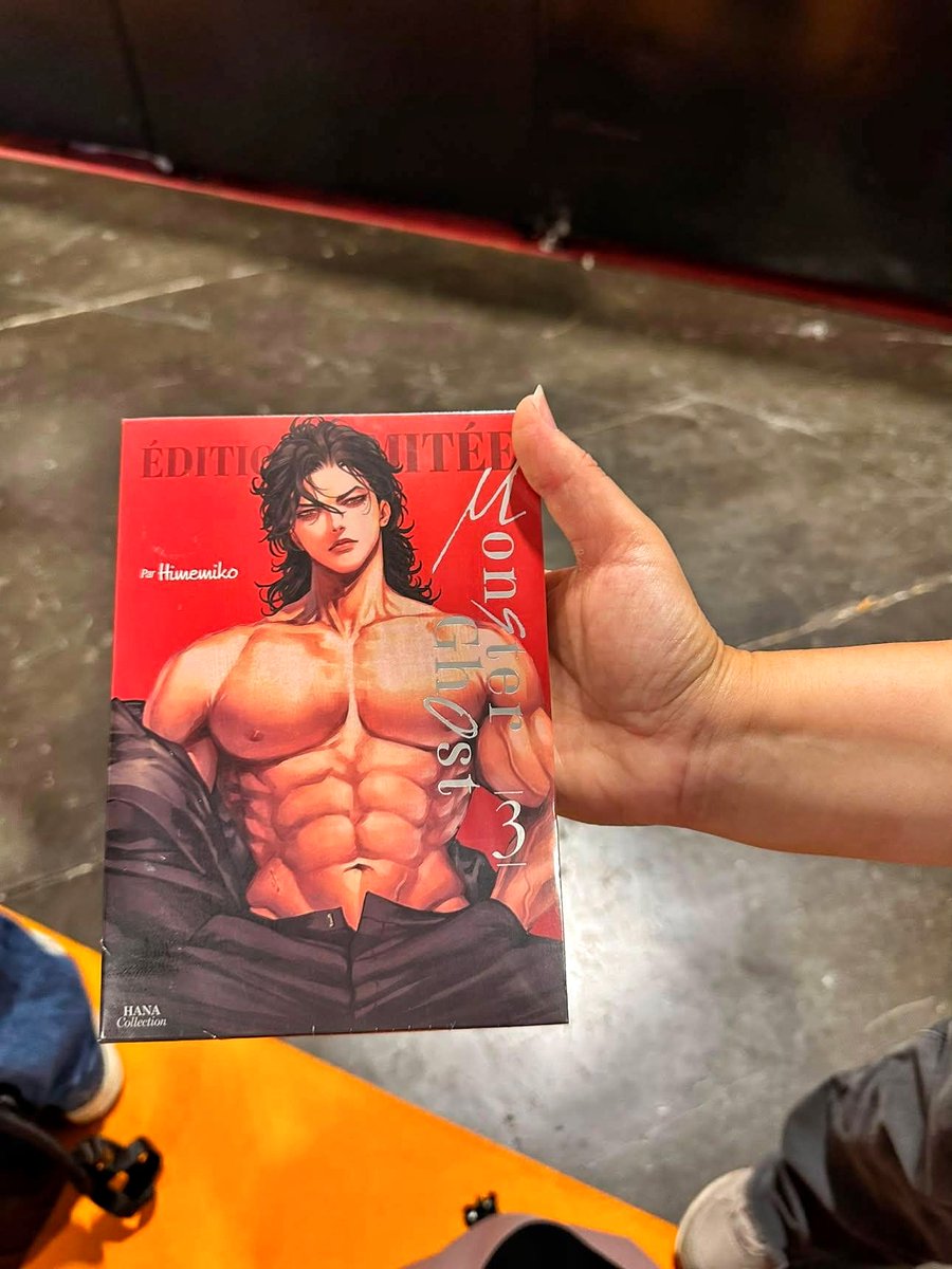 Editions_Hana's tweet photo. Les premiers visiteurs l’ont découvert ce matin sur notre stand… alors il est temps de vous révéler notre dernière surprise de Japan Expo 😍 !

Le coffret en édition limitée du tome 3 de Monster & Ghost est disponible en avant-première ! 🥰

Il contient :

❤️ Le tome 3
❤️ 7 ex-libris
❤️ 1 poster
❤️ 1 marque-page

Alors… qui va craquer pour le coffret ? ❤️

(📷 Ps : N'oubliez pas le concours photo pour remporter 3 mangas de votre choix + 1 stand acrylique - voir post précédent !! 📷

Merci à blshojoreader (insta) pour cette photo de son achat sur le stand ! 

#monsterandghost #hanaeditions #himemiko