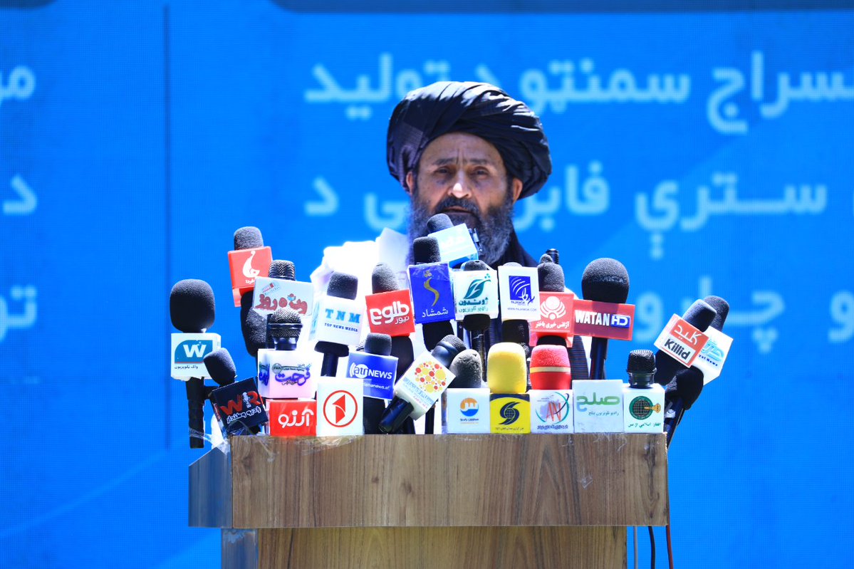 GMICafghanistan's tweet photo. د ریاست الوزراء اقتصادي مرستیال، محترم ملا عبدالغني برادر اخوند، د جبل‌السراج د سمنټو د تولید دویمې سترې فابریکې د ودانیزو چارو د پرانیستې مراسمو کې وویل:
صنعت د هر هېواد د اقتصاديځواک اساسي برخه ګڼل کیږي، هغه هېوادونه چې خپل صنعتي بنسټونه یې پیاوړي کړي، اقتصادي ثبات یې... https://t.co/wv2I2HMcbm