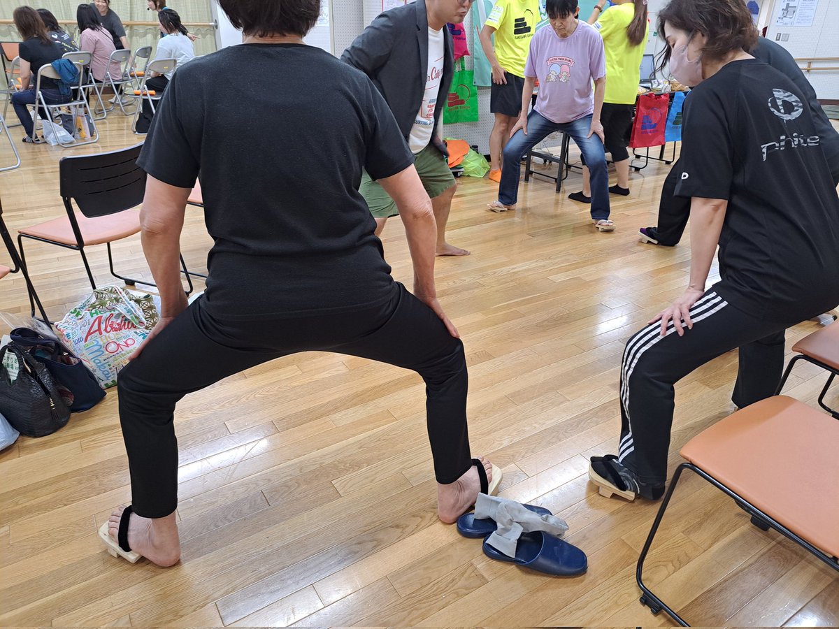 jmQzBBJwK526678's tweet photo. 報告がなかなか更新できなく🙏
先週、浜北文化センターでの一本歯下駄講習会のお手伝いをしてきました!
一本歯下駄GETTA開発者宮崎さんご本人が来てご指導いただけるとのことで、休む暇無く来ていただいて、超人気ブースとなりました。人気が凄い☺
#一本歯下駄
#GETTA
#本家本元
#開発者から指導 https://t.co/T8IMWQpPZd