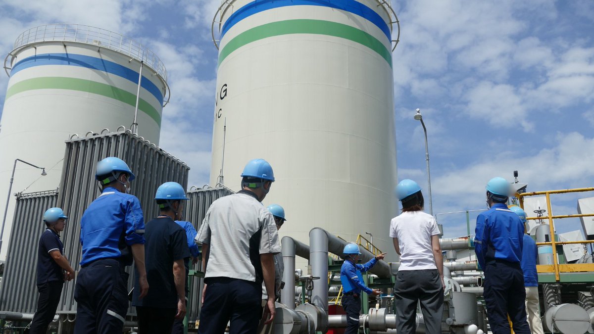 ngasHD_official's tweet photo. 日本海ガス岩瀬工場にて、資格取得を目指すグループ社員を対象とした工場見学を行いました!

テキストだけではイメージしづらい部分も実際の設備を見ることで理解を深めることができます✨

当社グループでは、社員の資格取得を全面的にサポートしています💪

 #日本海ガス絆ホールディングスグループ https://t.co/GZrhcH5paV