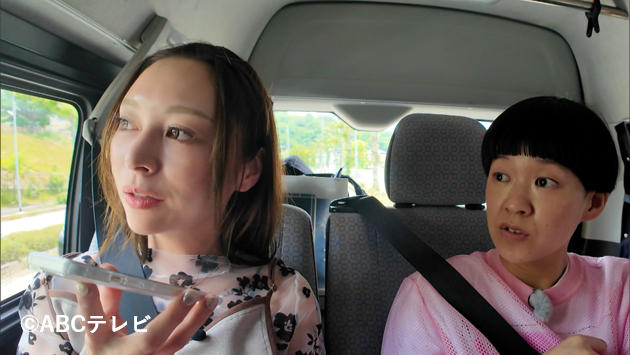 abc_knightscoop's tweet photo. 今週のナイトスクープ2本目は…

「７年続く『カヨコ』への間違い電話」

大阪府の女性（３３）から。６、７年前から続いている、少し不思議で、どこか切ない話を聞いてもらいたく応募した。ある日突然、知らない年配の男性から電話がかかってきて、電話に出ると「…カヨコか？」。私は「違いますよ。カヨコさんじゃないです」と伝えても、何度も何度も電話がかかってきて、その間違い電話は１００回以上続いている。話を聞いていると、どうやら私の今の電話番号は、昔“カヨコさん”という女性が使っていた番号だったようだ。「私はカヨコさんではない」と説明し続けていたが、あまりにも長い付き合いになってしまって、たまにカヨコさんみたいに返事をしてしまったこともある。そうすると少し寂しそうな声で「カヨコ、お前死んだんちゃうんか」とポツリ。７年間も同じ番号に電話をかけ続け、カヨコさんを探しているその人のことが、段々気になるようになった。私はその人の顔も、年齢も、本名も知らない。でも７年間、その年配男性の声を聞き続けているうちに、会ってカヨコさんとの話を聞いてみたい、「私はカヨコさん」と嘘をついたことを謝り、これからも友だちとして仲良くなりたいと思うようになった。もちろん電話番号は知っているので、その気になれば自分一人でも会いに行けるかもしれないが、嘘をついてしまった罪悪感もあるし、知らない男性のところへ一人で行くのは正直こわい。だから、一緒に来て欲しい、というもの。