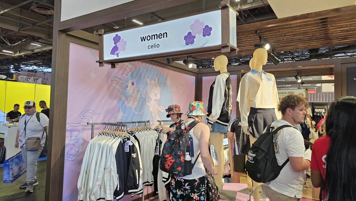 Pokegraph's tweet photo. Deux magnifiques vestes sont disponibles sur le stand @celio. 
Les fans de Mew et Mewtwo seront enchantés ! 
⚠️ Quantité limitée. 
#JapanExpo https://t.co/hgETfzhETc
