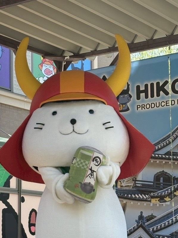 iinosuke_hikone's tweet photo. 本日の #彦根 は雲ひとつ無い晴天☀️でござったよ✨

#ひこにゃん 殿は、皆様が、どんなお飲み物を持っておられるか興味津々でござったよ✨

皆様はどんなお飲み物がお好きでござるか？
拙者にも #こめんと で教えて欲しいでござる☘️

#いいのすけ #ごくごくタイムに混ざりたい https://t.co/efz3vVbn6C