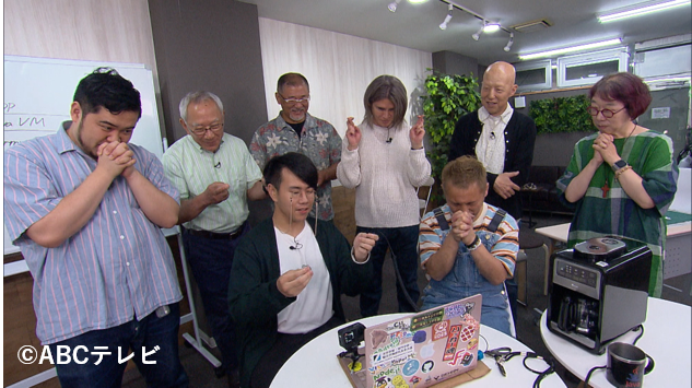 abc_knightscoop's tweet photo. 今週のナイトスクープ1本目は…

「伝説のJavaリングを復活させて」

茨城県の男子大学生（１８）から。私はJavaというコンピューターに関しての技術が好きで、趣味が高じて中学生の頃にOracle Certified Java Programmer、GoldというJava最高難度の資格を取った。そして、様々なJavaに関するグッズを収集する中で、Javaリングなる大変興味深いものを発見し、即メルカリで購入。Javaリングは１９９８年に開かれた技術サミットで配布されたもので、指輪の中に小型のコンピューターが入っている。当時は来場者のプロフィールやコーヒーの好みを指輪に記録しておき、来場者管理やコーヒーマシンで利用したそうだ。私はこれを何とか動かしたいと思い、当時の機材を海外から買い揃えＰＣと繋いでみたのだが、上手く作動しない。指輪の内部構造を調べたところ、どうやら「Lithium Backup」なる部品が入っているようだ。名前から推測するにおそらくバッテリーのことで、３０年もすれば切れていて当たり前。原因はこれにあると考え、交換を試みた。しかし、それが入っているであろう部分は台座に強く接着されているようで、およそ私の技術では開けられない。「超小型・指輪型コンピューター」の復活に力を貸して欲しい、というもの。