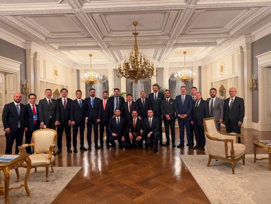 diyadinosman's tweet photo. Hasan Doğan ve arkadaşları..
İŞTE O KADRO!..

Türkiye Cumhuriyeti Devleti NATO zirvesinde her yönü ile inanılmaz  bir başarı hikayesi yazdı…
O nedenle bir hakkın teslimini yapmanın tam zamanı şimdi…

O hakkın teslimi CB @RTErdogan’ın  tarihi zirvenin koordinasyonun işleyişi ile ilgili tam yetki verdiği Büyükelçi @hasandogan a…

Bakanlıklar başta olmak üzere devletin bütün ��st düzey kurumları ile haftalar öncesinden başkanlığında bir koordinasyon  merkezi kurdu…
Her zaman dile getirdiğim sahip olduğu devlet aklını  devreye soktu…
Liderlerin karşılanmasından tutunda yolların pırıl pırıl olmasına…
Tüm bakanlıkların yapması gerekenlerden külliyedeki zirve düzenine…
Türk mutfağından 
konaklamaya,
Mehteren takımından 
yeniçerilere kadar…
Saat gibi işleyen bir koordinasyon merkezi inşa etti..

Cumhurbaşkanı Erdoğan liderliğindeki Türkiye Cumhuriyeti Devleti ülkemizi, tarihimizi, misafirperverliğimizi,en iyisini yapabilirliğimizi en küçük eksiklik,sorun yaşatmadan  bir tarihi zirveye altın harflerle 
imza attı

Muhteşem bir ev sahipliği ile 
başta ABD Başkanı Trump olmak üzere dünya liderlerinin Cumhurbaşkanı Erdoğan’a  defalarca teşekkür etmesi gurur kaynağımız oldu…

Zirvenin kusursuz ve görkemli olmasının mimarı Büyükelçi Hasan Doğan başta olmak üzere bütün emeği geçen kadroyu, koordinasyon merkezini ayakta alkışlıyorum.
Cumhurbaşkanı Erdoğan’ın özel kalem müdürü Büyükelçi Hasan Doğan’a neden büyük güven duyduğununda bu zirvenin başarı ile yapılması kanıtı oldu…
Çünkü @hasandogan bir özel kalem müdüründen çok daha fazlası olduğunu  bir kez daha gösterdi.

Özetle..
NATO zirvesi her yönü ile göğsümüzü kabarttı..
Dünya bir kez daha Cumhurbaşkanı Erdoğan’ın bir  dünya lideri olduğunu gördü…
Tarih bu zirveyi yazacak..
Teşekkürler…