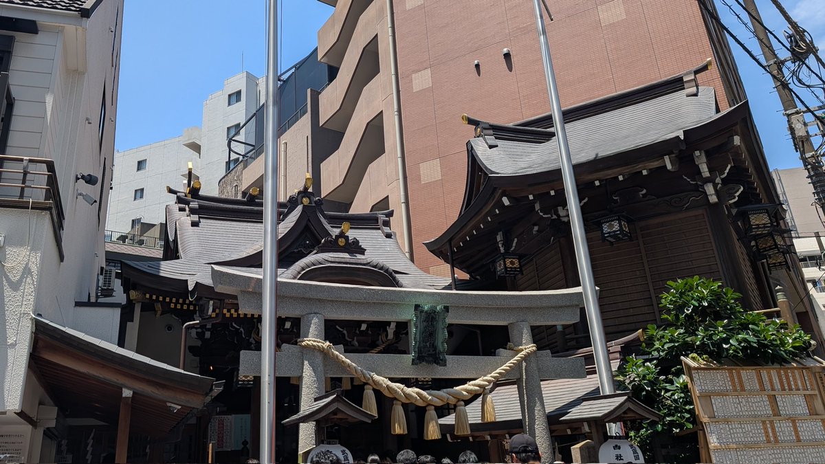 totomint's tweet photo. 小網神社にお参りしました。暑くて、やはり混んでいました。 https://t.co/Wd88jhx7qa