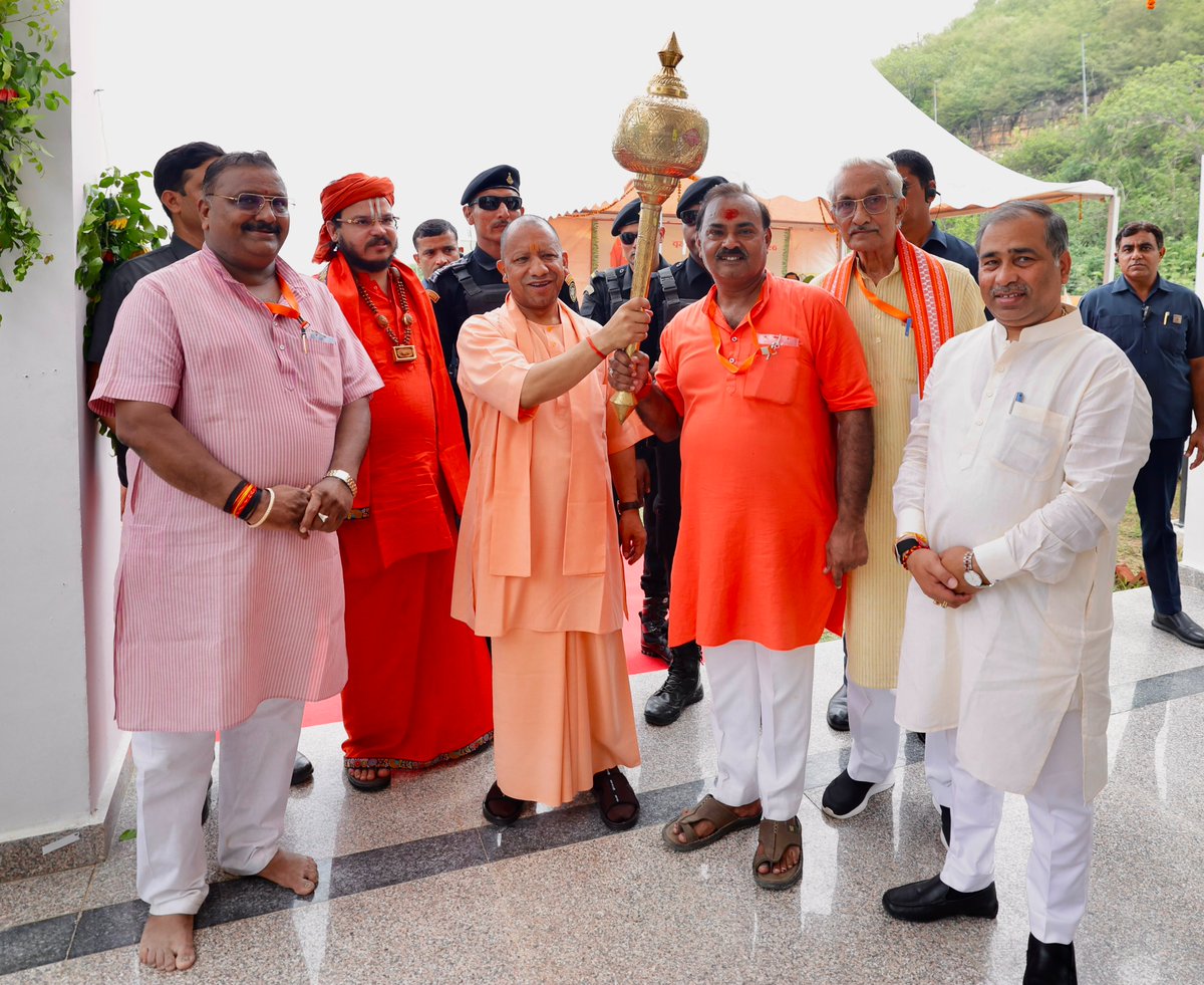 BrijeshSinghBJP's tweet photo. धर्मनगरी चित्रकूट में प्रदेश के यशस्वी मुख्यमंत्री माननीय श्री @myogiadityanath जी के सानिध्य में आज पावन कामदगिरि की परिक्रमा करने का परम सौभाग्य प्राप्त हुआ।

इस पावन अवसर पर भगवान श्री कामतानाथ जी के दर्शन कर विधि विधानपूर्वक पूजन अर्चन किया तथा प्रदेश की सुख, समृद्धि एवं जनकल्याण की मंगलकामना की।