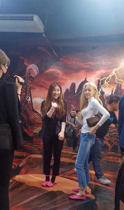 FantzyTwt's tweet photo. ITZY lost media:

somebody spotted them in Art in Island Museum in Cubao QC when they were in the PH for their 2019 showcase tour 😆 https://t.co/ZuMjGvLSw0