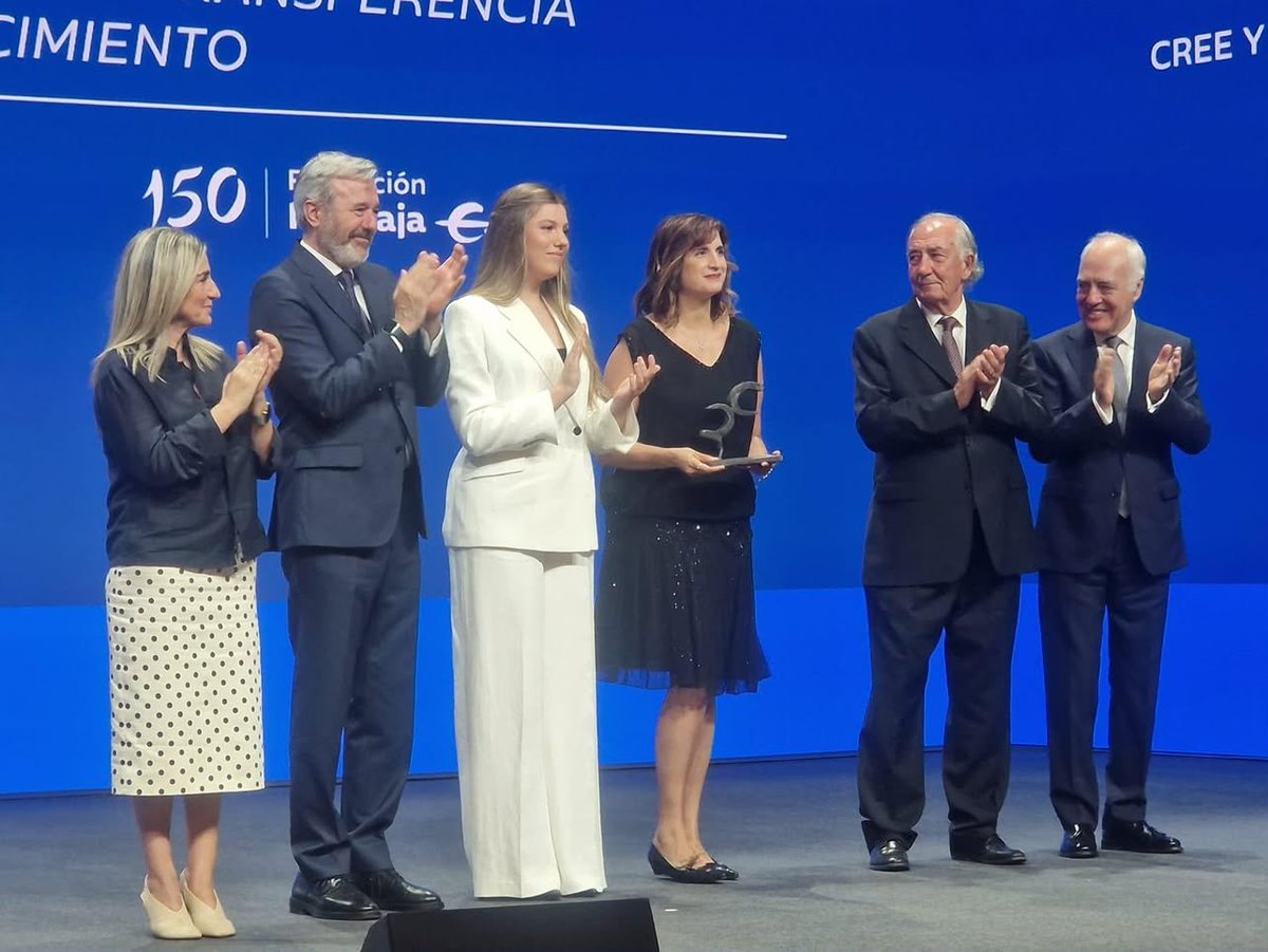 yustin's tweet photo. Todo el mundo hablando del primer acto institucional de la Infanta Sofía.  

Pero yo me quedo con otra cosa.  

Entre las cinco personas reconocidas en toda España como Docentes Referentes hay una maestra de Valladolid.  

🏆 Mercedes Carpintero Gómez, maestra del CEIP La Laguna de Laguna de Duero, ha sido premiada en la categoría de Investigación Educativa y Transferencia del Conocimiento, un reconocimiento nacional que distingue a docentes que están transformando la educación desde las aulas.

Y no, no es el primer reconocimiento que recibe. Ya acumula varios premios nacionales por su trayectoria.

Salvo que se me haya escapado, no he visto que ningún medio de Valladolid se haya hecho eco.  

A veces nos quejamos de que aquí no pasan cosas bonitas.  Pues resulta que pasan. Y muy cerca.  

Por cierto: no tiene Instagram ni Twitter.  

Igual ese es el secreto para tener tiempo de ganar premios nacionales... y no acabar perdiendo la tarde discutiendo si la tortilla lleva cebolla (que la lleva, por supuesto)

 ¡Enhorabuena, Mercedes! 💜

(No puedo citarte... y casi mejor 😅)

Edito: es que es aún mejor, de los 5 premiados ¡2 son de Valladolid!

Diego Olivar Aldudo, director y maestro del CEIP Pedro Gómez Bosque recibió el premio en la categoría Educación integral para la salud