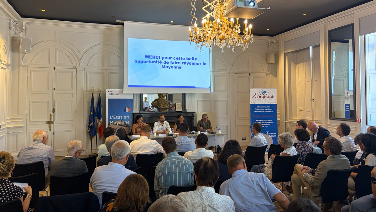 Prefet53's tweet photo. 🪙  Économie de la Mayenne | International

#Économie #International #Attractivité #Mayenne

[07/07] En préfecture, Mayenne International a réuni les acteurs économiques du département engagés à l’international.

🌍 Ce temps d’échange a permis de mettre en lumière les entreprises mayennaises qui développent leur activité au-delà des frontières, contribuant ainsi au rayonnement, à l’attractivité et au dynamisme économique du territoire.

🇫🇷 Nadège Baptista, préfète de la #Mayenne, a salué l’engagement de Mayenne International et des partenaires mobilisés pour accompagner les entreprises dans leurs projets de développement, d’export et de coopération à l’étranger.

💡 En Mayenne, l’ouverture internationale constitue un levier de développement pour les entreprises : elle permet de renforcer les échanges, de créer de nouvelles opportunités et de faire connaître les atouts du territoire bien au-delà de ses frontières.