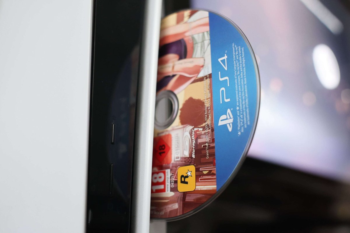 Coinvo's tweet photo. 𝐂𝐑𝐀𝐙𝐘: Sony reportedly sees no need to communicate with fans about their decision to drop physical games, because they KNOW they won't lose the fans.

"Users will support PlayStation no matter what, and everyone will accept the transition." https://t.co/I2FX5OtUjm