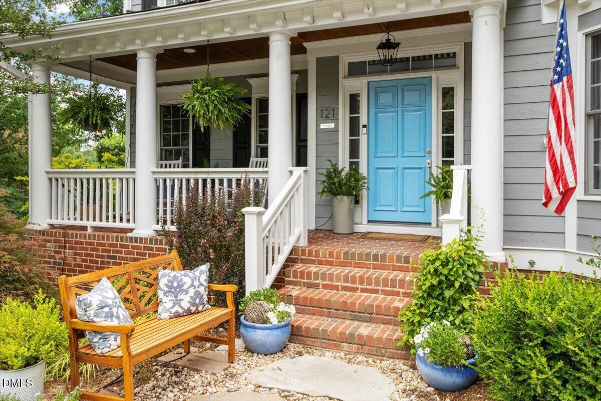 McCormickTeamRE's tweet photo. 121 Hayworth Drive, Chapel Hill, NC, 27517
6 bed | 7 bath 5775 Sq. Ft.
Active | 1450000
https://t.co/he5ExArUUc
This meticulously updated home in Hundred Oaks offers the rare combination of refined beauty with an unbeatable Chapel Hill location. Combining timeless style with... https://t.co/0DlY8Lt17P