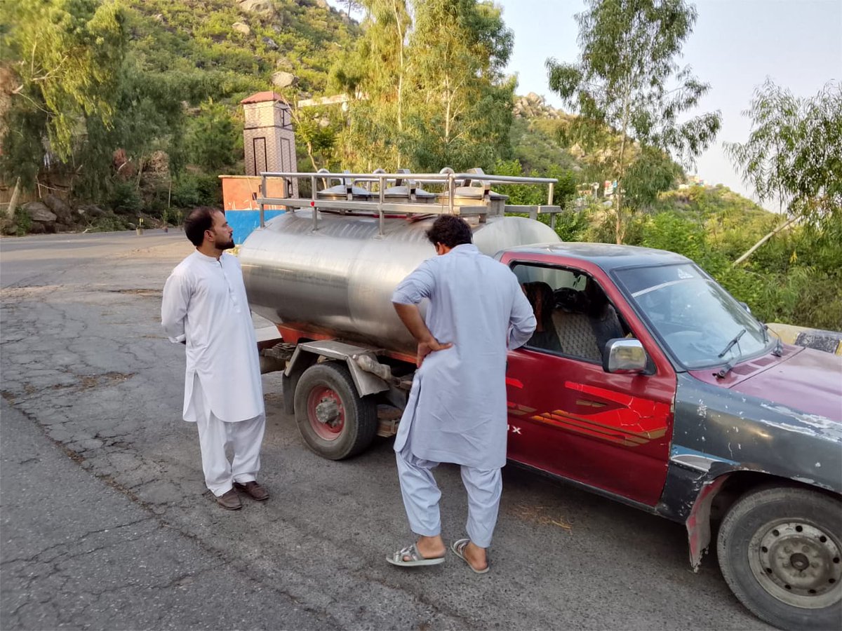KPFoodAuthority's tweet photo. بونیر: فوڈ سیفٹی ٹیم کی علی الصبح امبیلہ چیک پوسٹ پر کارروائی۔ مختلف غذائی اشیاء لے جانے والی گاڑیوں کا معائنہ۔ اشیاءخوردونوش کے سیمپلز کی ٹیسٹنگ کی گئی۔ اس کے علاوہ جیوڑ بازار میں بھی ملک شاپس کی انسپکشن کی گئی۔
#kpfsa #dcbuner https://t.co/wBs1jUc3ez