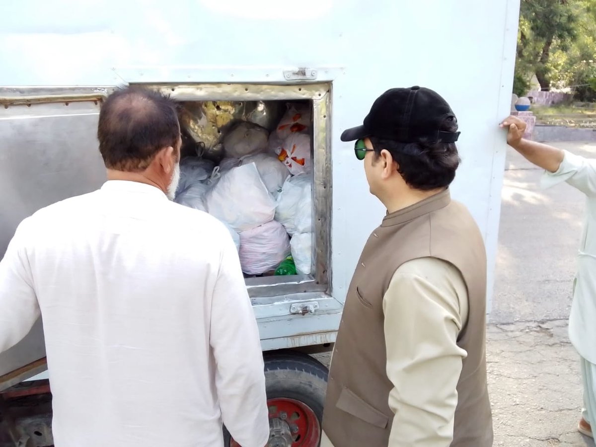 KPFoodAuthority's tweet photo. بونیر: فوڈ سیفٹی ٹیم کی علی الصبح امبیلہ چیک پوسٹ پر کارروائی۔ مختلف غذائی اشیاء لے جانے والی گاڑیوں کا معائنہ۔ اشیاءخوردونوش کے سیمپلز کی ٹیسٹنگ کی گئی۔ اس کے علاوہ جیوڑ بازار میں بھی ملک شاپس کی انسپکشن کی گئی۔
#kpfsa #dcbuner https://t.co/wBs1jUc3ez