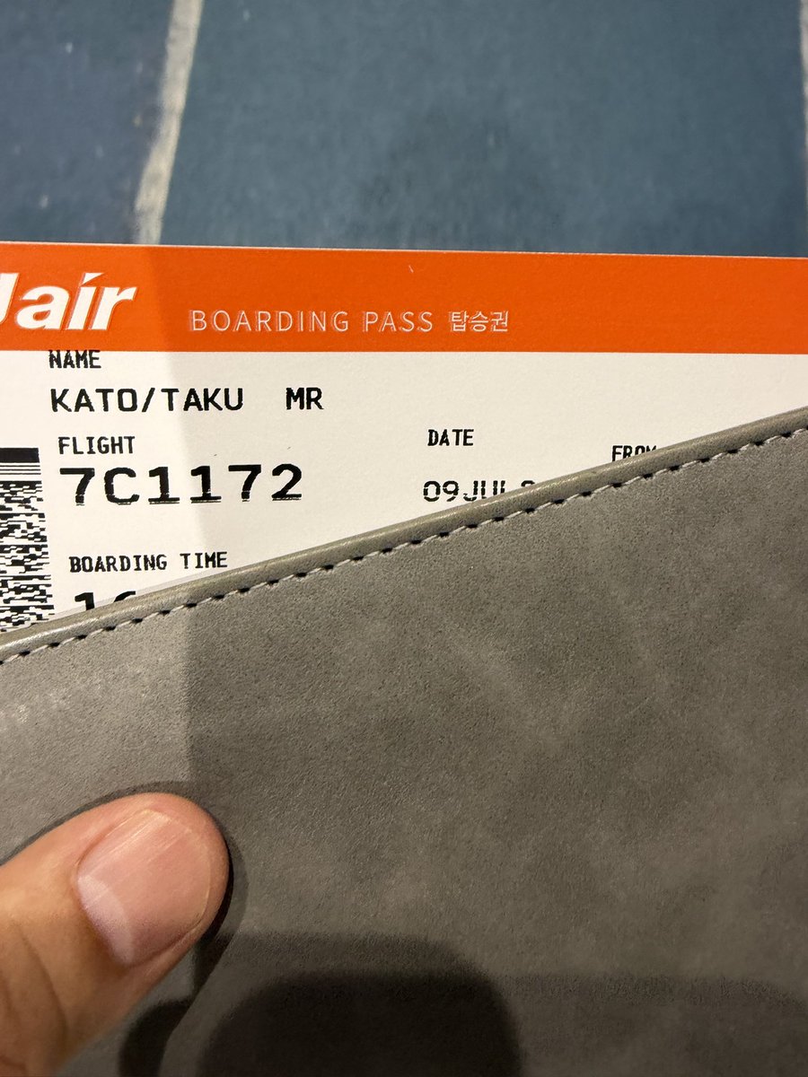taku_kato's tweet photo. 領収書の山をなんとか
会計事務所の先生に送り
(青レターパックは3センチ制限であきらめてやぶきまして)

ゲートしまる1分前に飛び乗りました！

さあ、まずは
#ソウル
へ
#赤レターパック https://t.co/xrKNHIpmtE