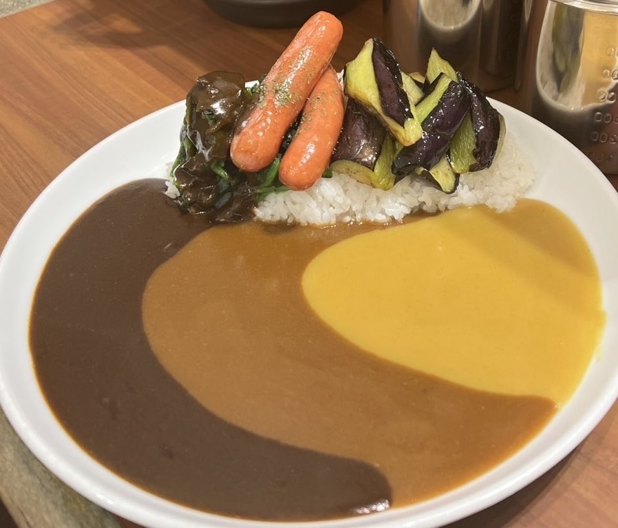nailukare's tweet photo. 夏におすすめ！

ヘルシーだけど食べ応えも抜群！
『ナス🍆とほうれん草のウインナーカレー』

夏野菜の美味しさと、
ジューシーなウインナーで満足感たっぷり

ルーは1〜3種類まであいがけOK！
その日の気分に合わせて、
自分だけの組み合わせを楽しめます✨

暑い日こそ、カレーで元気をチャージ！ https://t.co/qJuCh2MVU3
