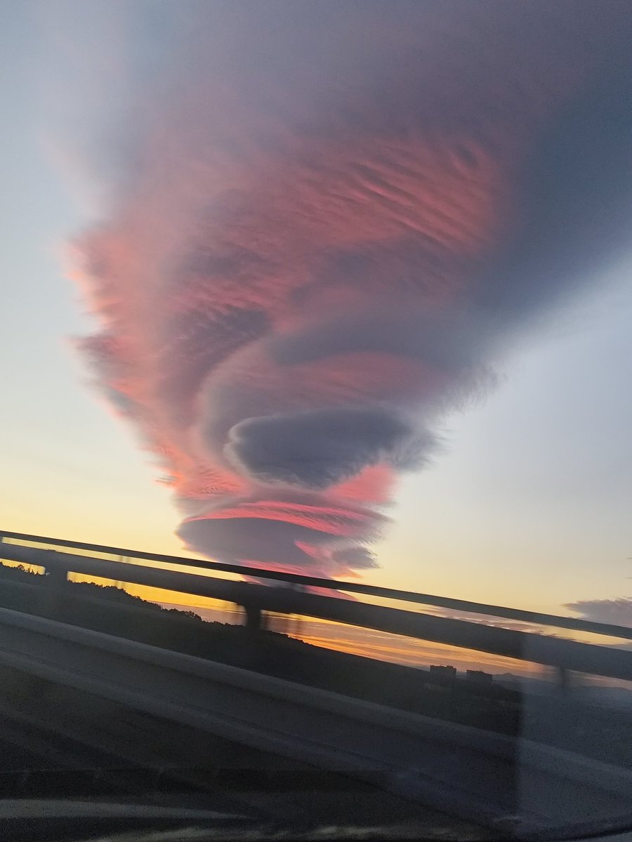 Jarin_87's tweet photo. Dnešní meteorologický úkaz na Chomutovem https://t.co/K3CK4DKs6k