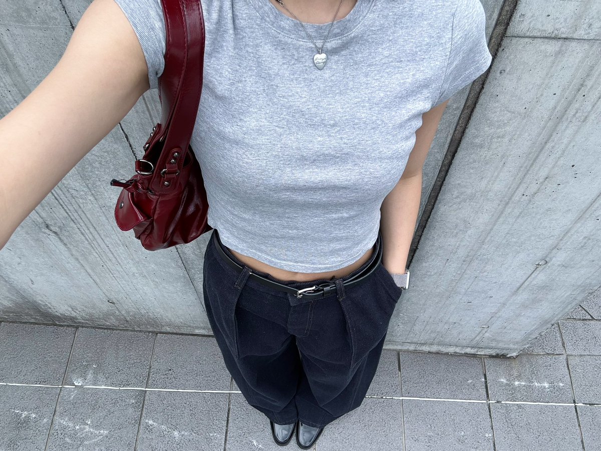 456204_'s tweet photo. UNIQLOとミニTとこのデニムの相性が良すぎる୨୧ 
夏はシンプルなのにかわいいコーデしたいよねっ https://t.co/hUfVzKuFHV