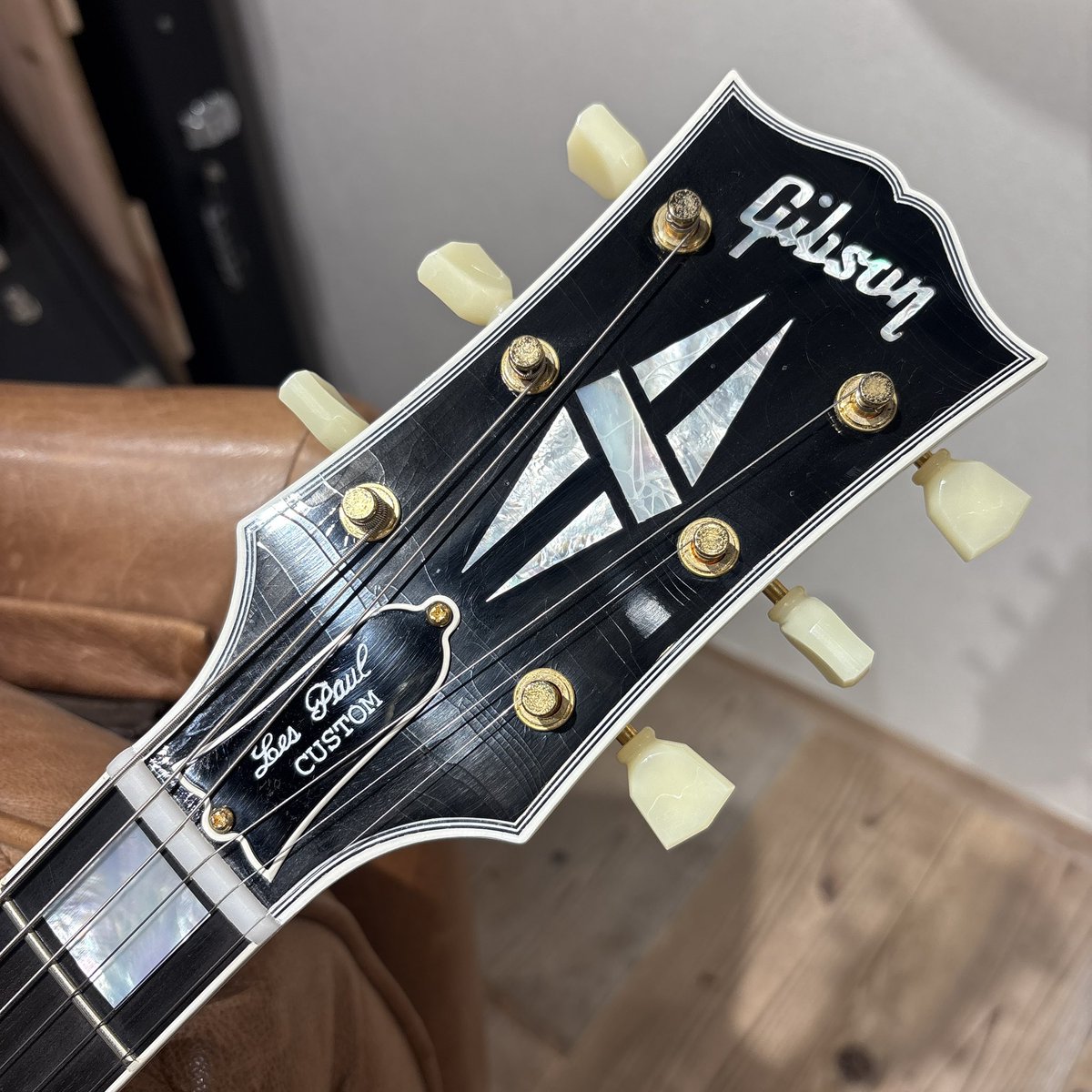 COCOGUITARSHOP's tweet photo. Gibson Custom Shop
Murphy Lab 1957 Les Paul Custom 3-PU w / Bigsby Ultra Light Aged / Polaris White 2024

ジャパンリミテッド✨
塗装の質感や手触り、漂う雰囲気からも時間の経過を感じさせてくれる、ヴィンテージに迫るルックスとフィーリングが魅力の "Murphy Lab" ならではの仕上がり！ https://t.co/v9uh9HB0wC