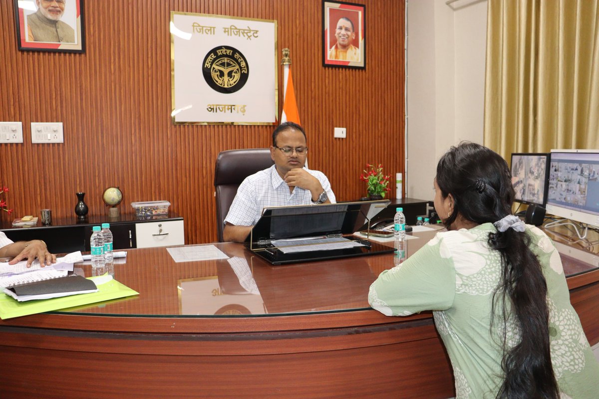 dmazamgarh's tweet photo. आज कार्यालय कक्ष में जनसुनवाई के दौरान आमजन की समस्याओं को गंभीरतापूर्वक सुना गया। प्राप्त प्रार्थना पत्रों का अवलोकन कर संबंधित अधिकारियों को निर्देशित किया गया कि प्रत्येक शिकायत का निष्पक्ष, पारदर्शी एवं गुणवत्तापूर्ण निस्तारण निर्धारित समयसीमा के भीतर सुनिश्चित किया जाए। https://t.co/dFIhJqHvHU