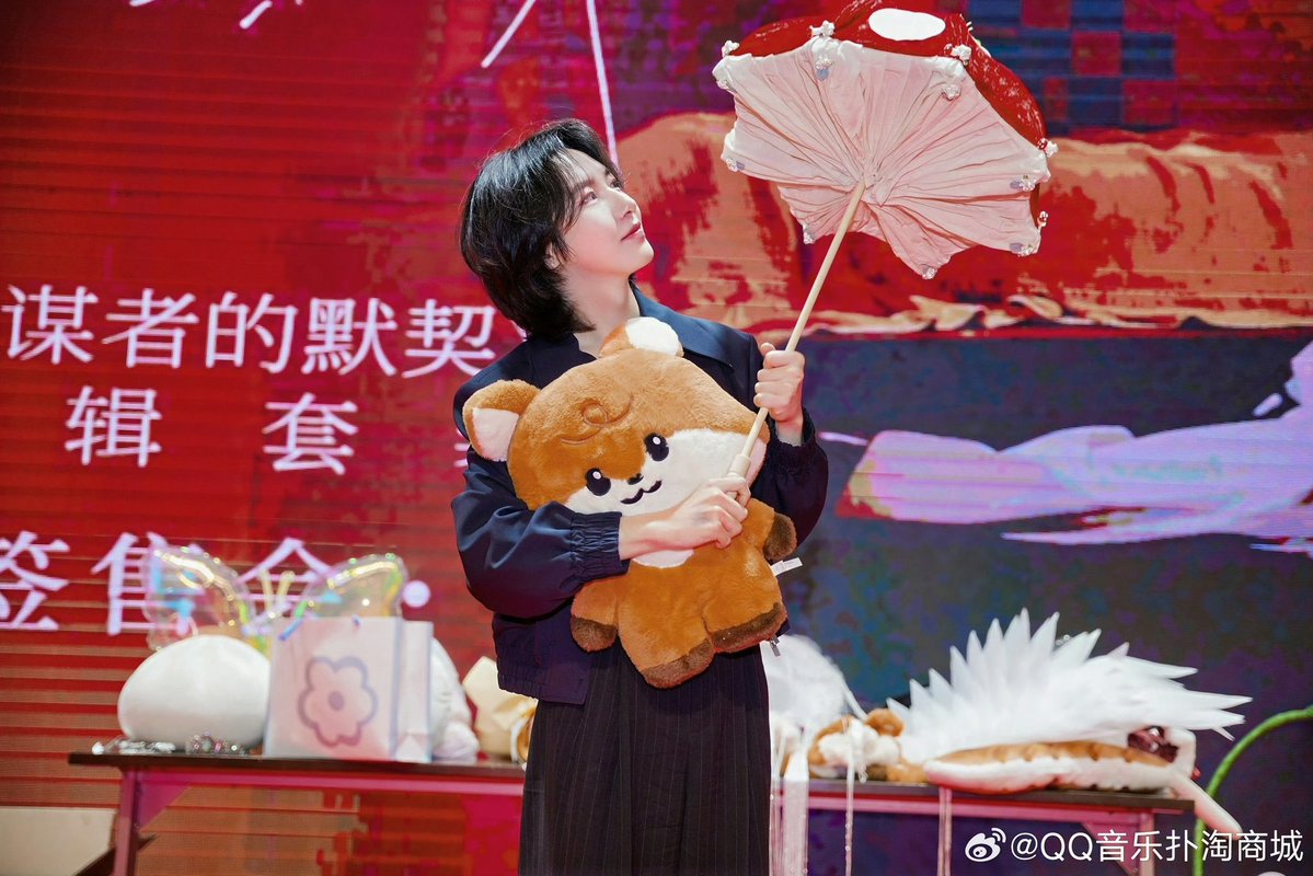 RJPopBase's tweet photo. Renjun stuns in new official photos from his offline fan-signing event at Hangzhou. https://t.co/AVsV639BK5