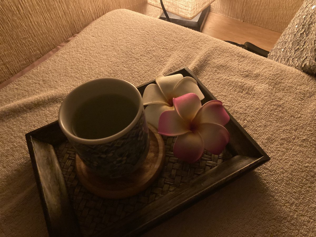 emufujiko's tweet photo. ずっと気になってたリラクゼーションサロンの注意書きが仕事中に携帯を触らない、お客さまの荷物を勝手に触らない、金銭を要求しない、ヌキ行為を行わないてあってなんかわたし間違ったお店に入ってしまった気がしたふじこが23:00までシャドウです🌙💆‍♀️
でもオイルマッサージ上手だった👏 https://t.co/RdO9nAQ8Xu