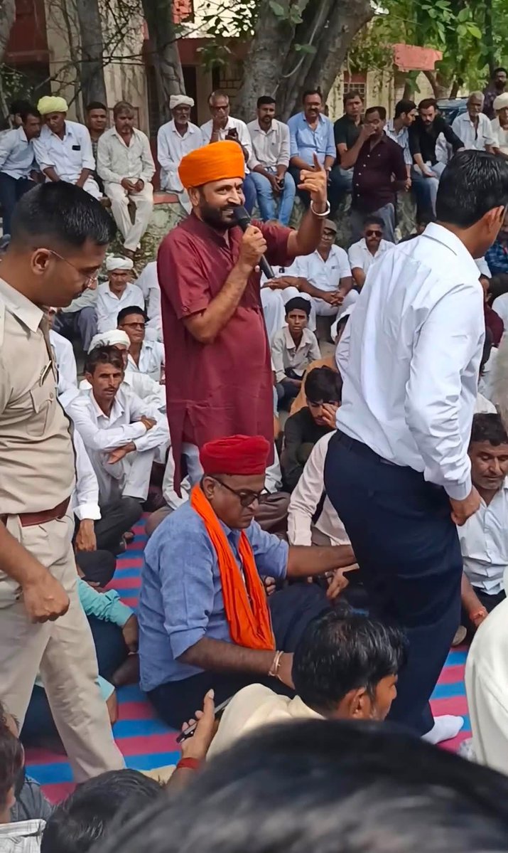 SureshNorva's tweet photo. अभय राजपुरोहित मामले में कल सिरोही में सकारात्मक वार्ता हुई सभी माँगो पर सहमति बनी दूर दूर से प��ारे सभी समाज बंधुओं का दिल से धन्यवाद देता हूँ।
जब जब समाज को मेरी जरूरत पड़ी तब तब हाजिर हुआ और आगे भी हाजिर होता रहूँगा। https://t.co/wBu40TEhDr