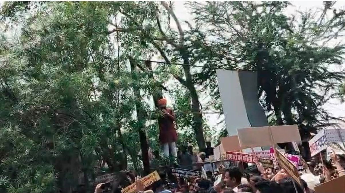 SureshNorva's tweet photo. अभय राजपुरोहित मामले में कल सिरोही में सकारात्मक वार्ता हुई सभी माँगो पर सहमति बनी दूर दूर से प��ारे सभी समाज बंधुओं का दिल से धन्यवाद देता हूँ।
जब जब समाज को मेरी जरूरत पड़ी तब तब हाजिर हुआ और आगे भी हाजिर होता रहूँगा। https://t.co/wBu40TEhDr