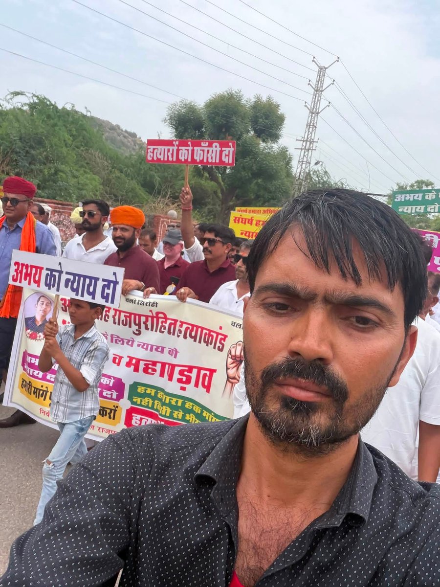 SureshNorva's tweet photo. अभय राजपुरोहित मामले में कल सिरोही में सकारात्मक वार्ता हुई सभी माँगो पर सहमति बनी दूर दूर से प��ारे सभी समाज बंधुओं का दिल से धन्यवाद देता हूँ।
जब जब समाज को मेरी जरूरत पड़ी तब तब हाजिर हुआ और आगे भी हाजिर होता रहूँगा। https://t.co/wBu40TEhDr