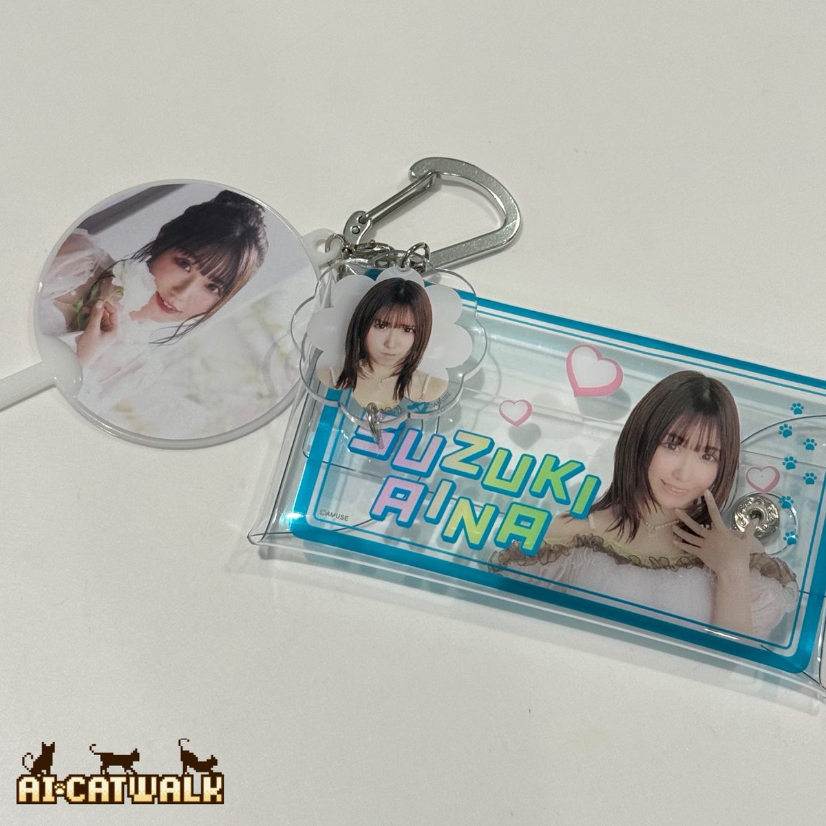AinaSuzuki_Info's tweet photo. 【🐈FAN CLUB #Aicatwalk 🐈】

＼＼ あと7日📢✨ ／／

#鈴木愛奈
「勇者との密会〜ライブスペシャル2026〜 ≪Birthday Encore≫」

クリアポーチのカラビナに
愛奈グッズをたくさん付けることもできちゃいます💞💞

皆さんのグッズアレンジも
ぜひ教えてくださいっ🙌🏻

■公演情報
📍Shibuya WWWX
7月16日(木)
18:30開場／19:00開演

✔グッズ販売時間
14:00～18:00／終演後約30分