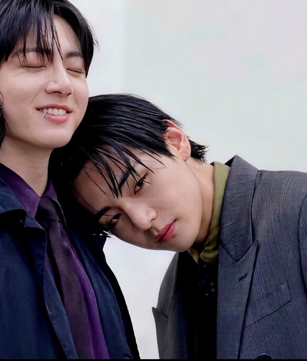 racknavo's tweet photo. uyanır uyanmaz gordugum bu seyler ne bu lanet olası platformda neler donuyor taekook yıne bırbırının olmus https://t.co/jjyvPcppfw