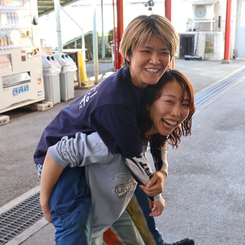 hochi_boatrace's tweet photo. ◆Ｇ２第８回全国ボートレース甲子園（９日・３日目）

この日は３Ｒを遠藤エミ選手が、５Ｒを今井美亜選手がそれぞれ１着ゴールを決めて、女子選手が２勝をマークしました。

現場での遠藤さんは常に表情を引き締めて、鋭い視線を投げながら作業とレースに面しています。

そんな遠藤さんのチャーミングな表情を何とかみなさんにお届けしたく、またも今井外交大臣に協力要請しました。

今井さんは自信ありげに「わかりました。遠藤さんのチャーミングな一面を出してみます」と快諾いただきました。

から～の遠藤さんの元へ向かい、「遠藤さん！一緒に写真を撮りたいんですが、ぜひチャーミングな一枚にしたいです。じゃあ、私が遠藤さんをおんぶしますので、さあ、乗ってくださいｗ」

いきなりのリクエストに遠藤さんは軽くポカ～ンモードでしたが、「えっ？じゃあ、乗るよ！」と今井さんの背中にダイブｗ

そのシーンをカメラに収めましたが、撮影された一枚を見て今井さんは、してやったりの表情で「うんうん、いいですね！」と仕上がりに満足していました。

一方、遠藤さんは苦笑い１００％で「でもこれって、チャーミングなのwww？？？」

遠藤さんがその場を去った後、今井さんはしみじみと言っていました。「遠藤さんは本当に面倒見がいい先輩です。仕事もアドバイスを頂けますし」

遠藤さん、今井さん。本当にご協力ありがとうございました。文句なく遠藤さんのチャーミングな一面が伝わってきます。またも今井外交大臣の勝利です！

（担当・淡路）

＃遠藤エミ
＃今井美亜
＃ボートレース甲子園
＃戸田
