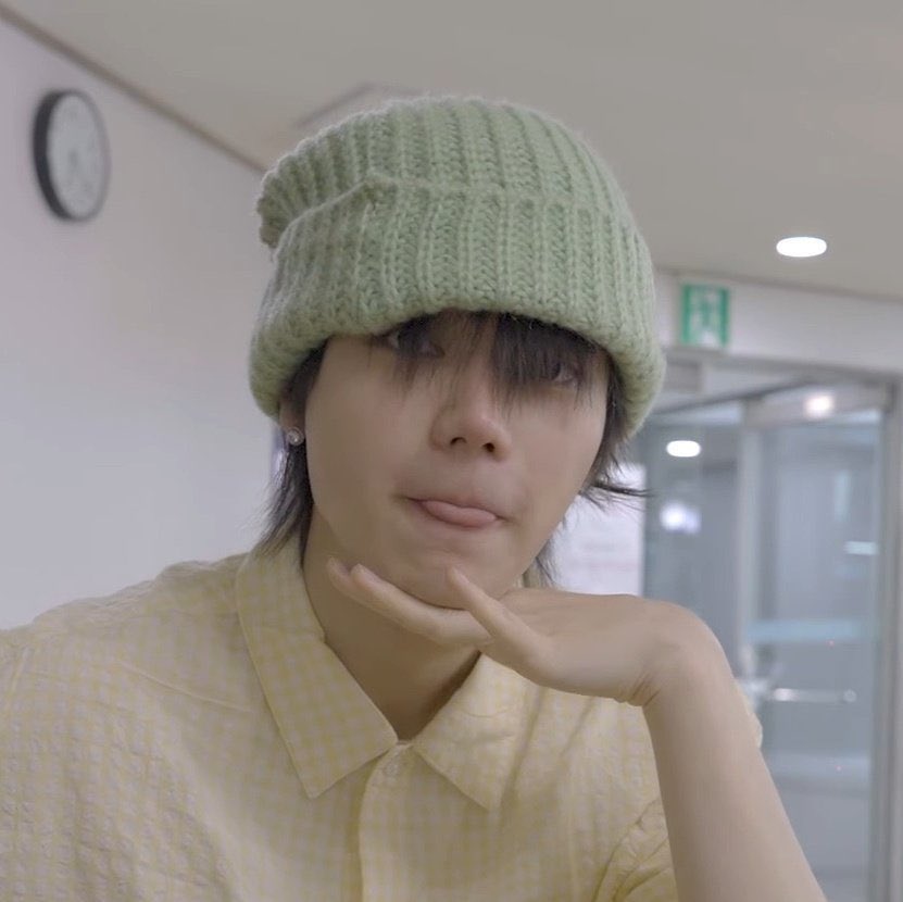 ohrangeyul's tweet photo. ohyul putting his hand under his chin like that... yea hes fully aware hes pretty https://t.co/zNkhzTaZF2