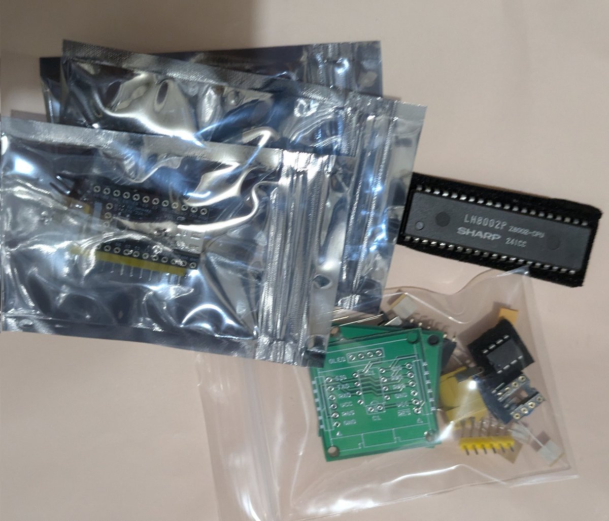 GAPUX's tweet photo. にゅ
（ピコソフト: もう一つの290円マイコン、SHARP: LH8002、電脳伝説: 最少部品オシロ） https://t.co/VWLLoJC0fZ