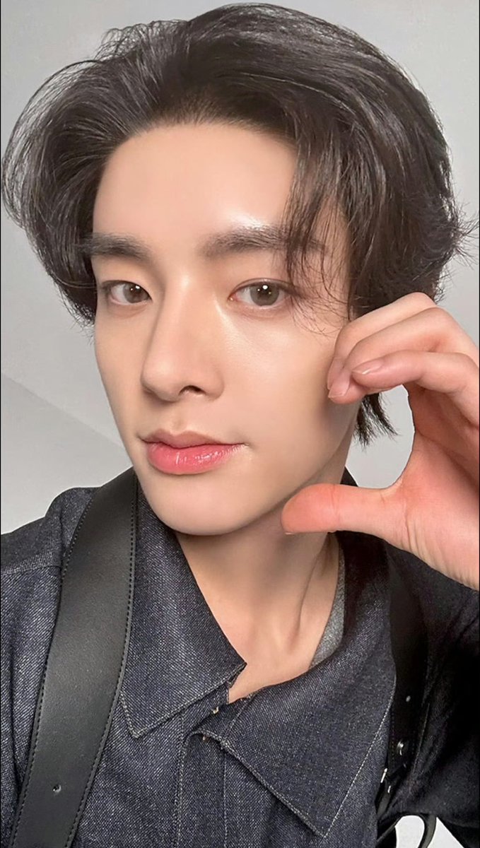 jakeyclub's tweet photo. JAKE EXPOSED FOREHEAD SELCA 😭 https://t.co/b4W46Kttcy