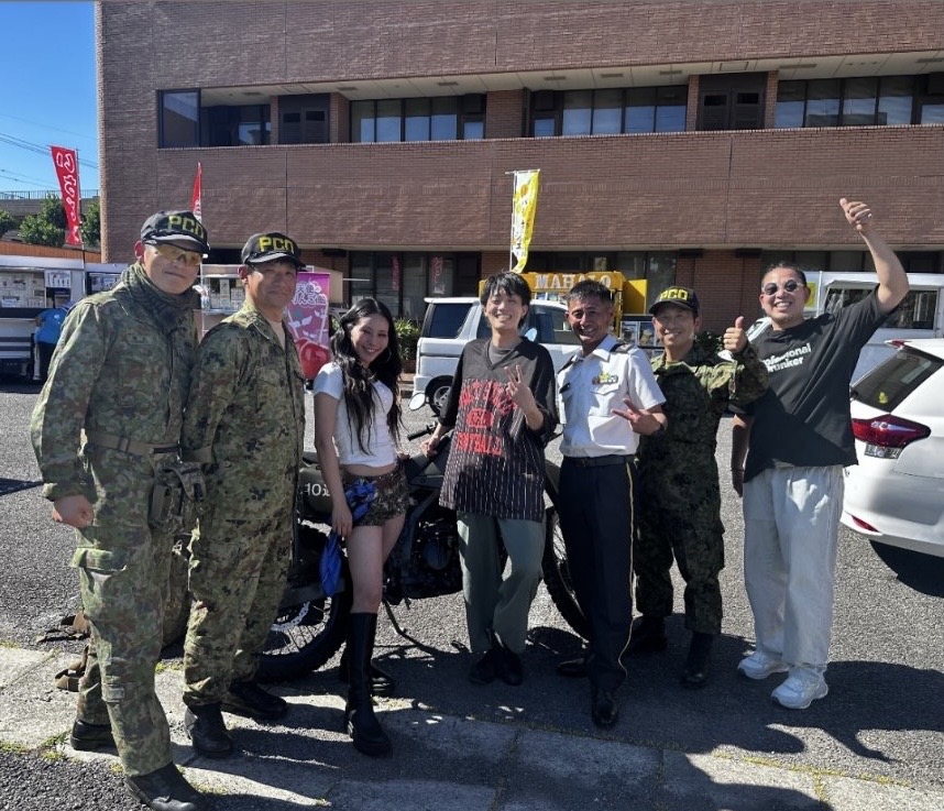 pcokanayama's tweet photo. 【熱田あおぞら市】 
　「バイク最高ー！」
　「自衛隊カッコイイ！」 

#あおぞら市
#バイク 
#自衛官募集 https://t.co/5wA27D8uXm