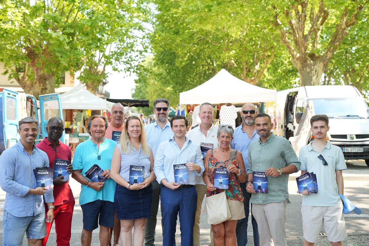 BourlieuxJimmy's tweet photo. Sur le marché de Salles pour lancer la campagne présidentielle de @MLP_officiel en Gironde ! 

Si, vous aussi, vous souhaitez nous aider à gagner la grande bataille de France, rejoignez-nous sur https://t.co/j5Sf0gYPhM ! https://t.co/TOLgNkeb4v