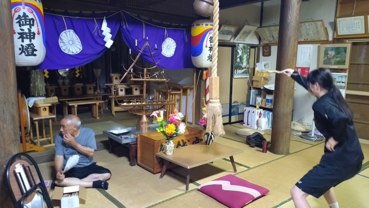 kairagefuchi's tweet photo. 明日（R8.7.10）、能代東中学校にて伝統芸能体験学習会が開かれます。
今日は、鰄渕神明社で事前練習・打ち合わせを行いました。
学区内の郷土芸能である道地佐々楽、鶴形ささら、檜山舞、鰄渕番楽を中学生と小学6年生に体験してもらいます。
郷土芸能に興味を持つ生徒が増えてくれることを望みます。 https://t.co/Wczx0OCKgV