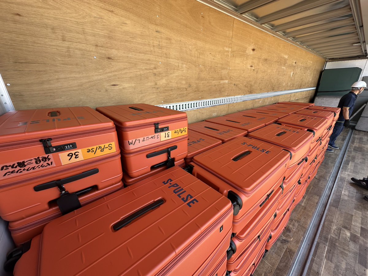 spulse_official's tweet photo. 🟠🏃‍♂️‍🇦🇹𝘼𝙐𝙎𝙏𝙍𝙄𝘼 𝘾𝘼𝙈𝙋 𝘿𝘼𝙔𝟬｜荷物出発
本日、一足先に三保グラウンドから荷物が出発📦✈️
いよいよ欧州キャンプに向けて旅立ちます。
#spulse #ONEFAMILY #欧州キャンプ https://t.co/18bP2AZN1G