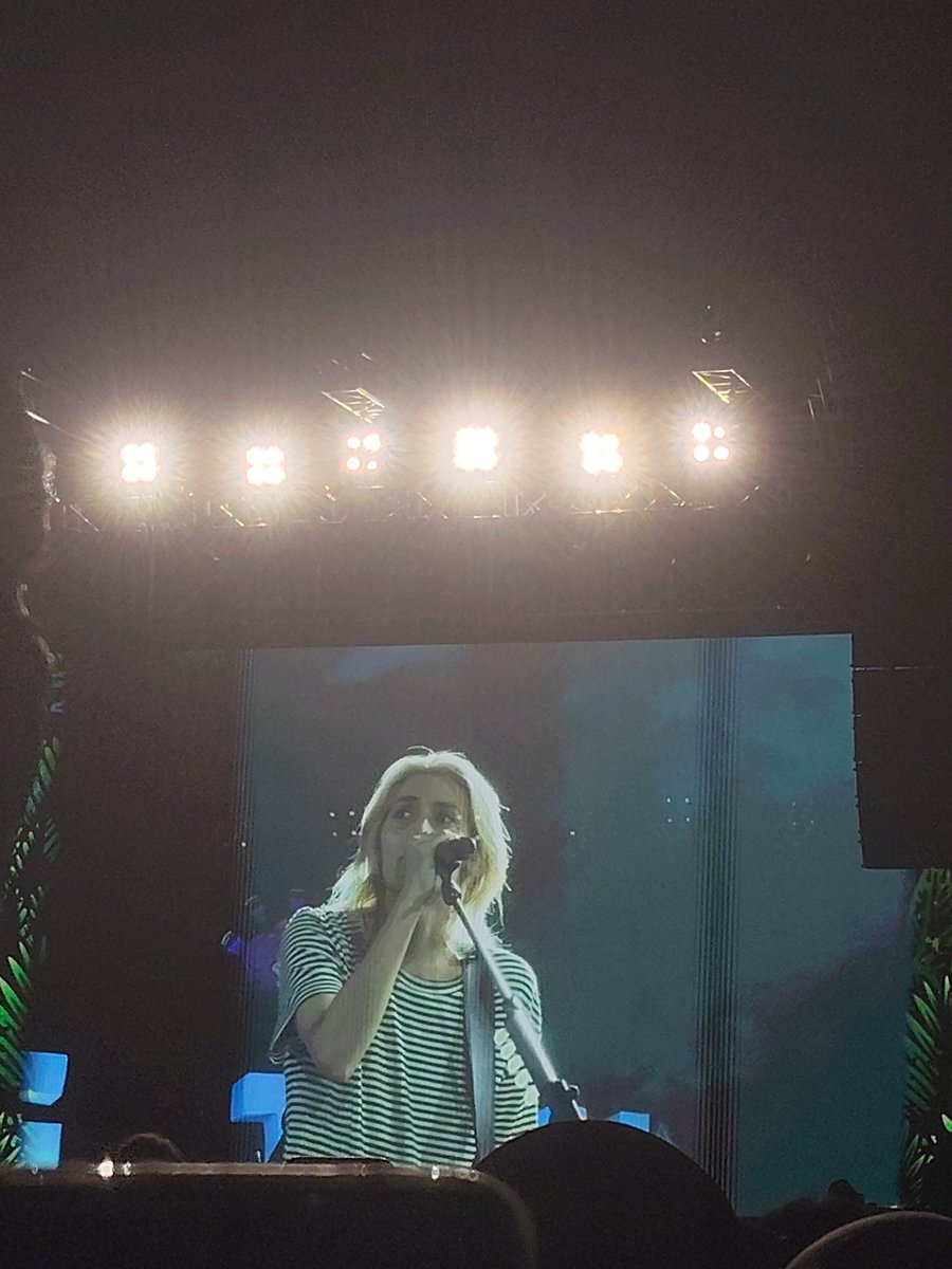 kaliantauga's tweet photo. Ga pernah ada di pikiran, gue bisa ngalamin PCD after concert. MAUU LAGIIIIII https://t.co/wpvkM4h6Ox
