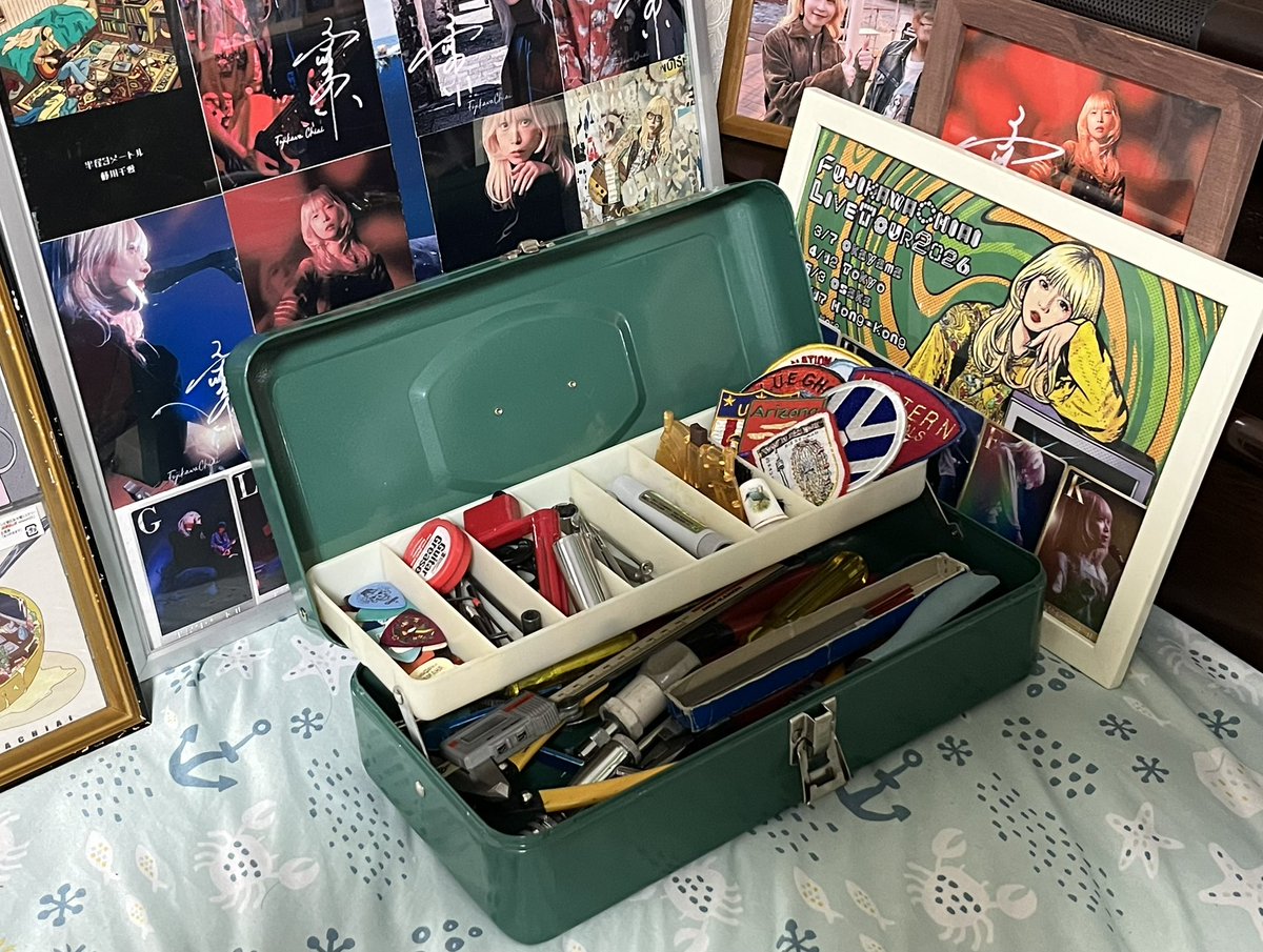 LinerScarlet's tweet photo. 藤川さんが持っている、60年代ヴィンテージVICTORのツールボックスと同じ物を見つけたので買っちゃいました。😙
無骨でレトロ感が満載で、めっちゃカッコイイですね。意外に軽いし🤗
ボクはギターのメンテナンスツールボックスとして、使っていきます♪🎸���
#藤川千愛 https://t.co/5YMqPW5joV