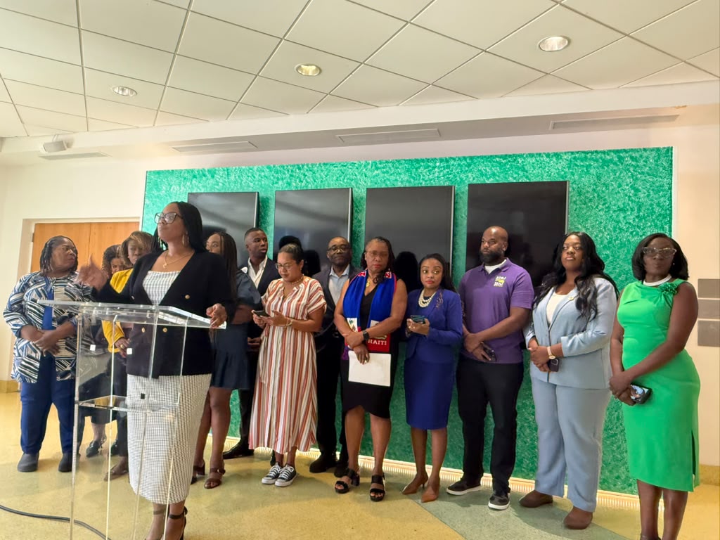 32BJSEIU's tweet photo. People with Temporary Protected Status, including 32BJ members, keep our communities running. Ending TPS would separate families and harm our communities. We will keep fighting to protect our families.
Need immigration legal help? Visit ➡️ https://t.co/gBbgope8yy https://t.co/MaiVpZ9SoV