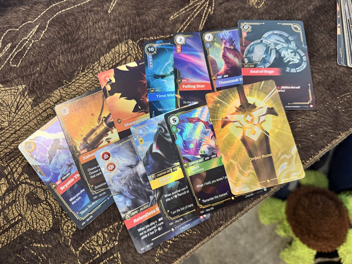 JohnQuisisem's tweet photo. @hunnybaes I legit got the same box as you from my riot OGN box yesterday https://t.co/daId7WVrqM