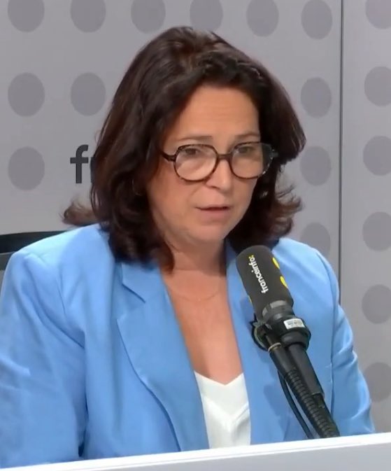 ActuFoot_'s tweet photo. 🚨 Marina Ferrari, la ministre des sports sur Celeste Amarilla : « NOS CONCITOYENS SAURONT LA RECEVOIR. 😤

Ce n'est pas à moi de dire qui doit rentrer dans le pays ou pas. Si elle est identifiée comme telle, JE PENSE QU'ELLE N'AURA PAS UN ACCUEIL TRÈS CHALEUREUX. 🥶

Elle a fait PLUS QUE GÂCHER CETTE FÊTE, c'était ABSOLUMENT ABJECT les propos tenus par cette sénatrice. 🤢

C'est pour ça que JE LES AI DÉNONCÉS, LE PROCUREUR DE PARIS A ÉTÉ SAISI SUR LE SUJET. 

Nous avons reçu des excuses du gouvernement paraguayen qui a dit que ça ne correspondait absolument pas aux valeurs portées par le pays. 

Cette sénatrice continue sur sa triste lancée. Quand on est un responsable politique, CE N'EST JUSTE PAS POSSIBLE D'AVOIR DE TEL PROPOS AUJOURD'HUI. ❌ »

🎙️ @franceinfo