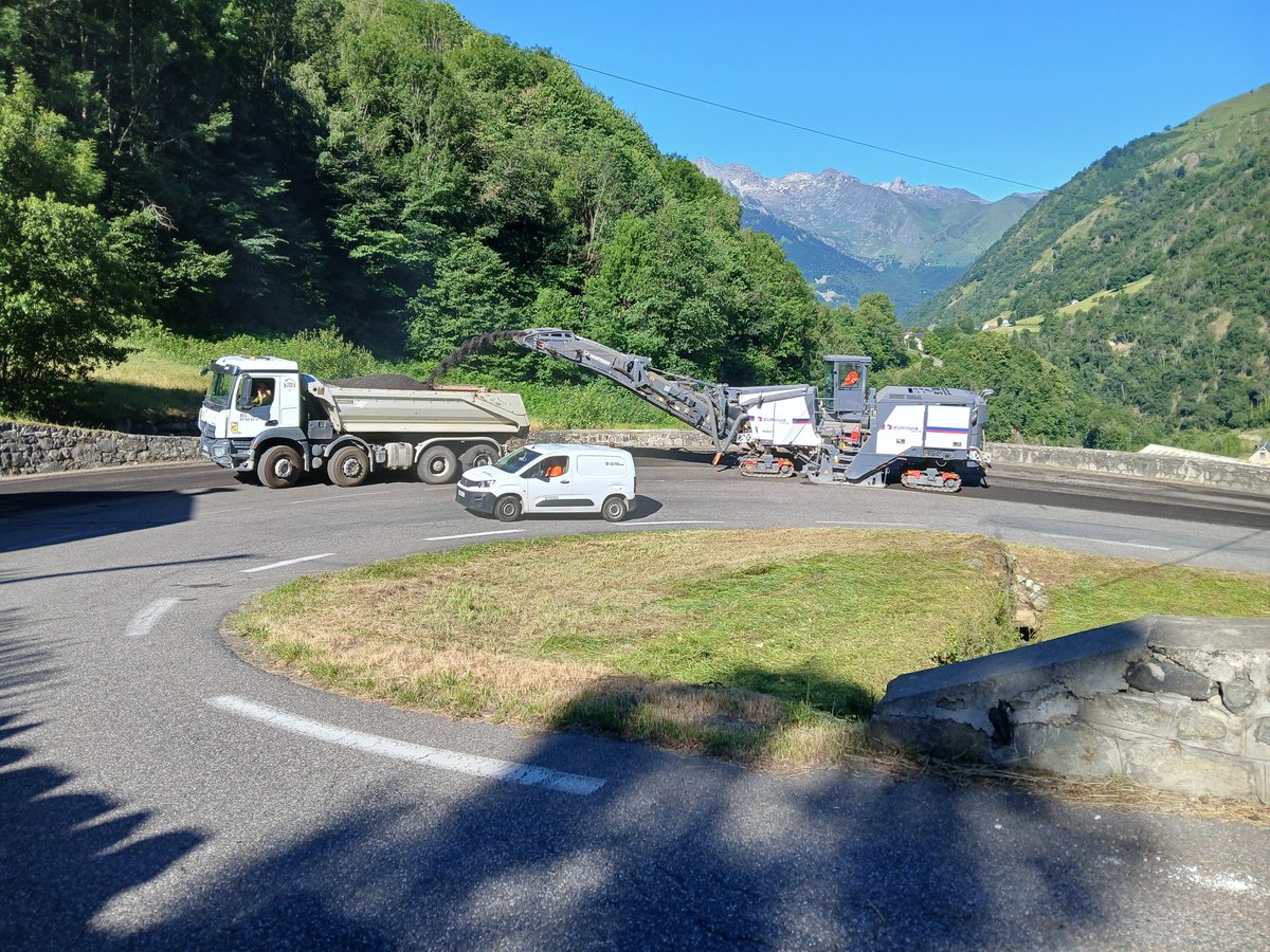 VINCIConstrucFR's tweet photo. Lors de la 6e étape du #TDF2026 entre #Pau et Gavarnie-Gèdre aujourd'hui, les coureurs emprunteront une route rénovée récemment par notre filiale Routière des Pyrénées sur les pentes du col du #Tourmalet⛰️De quoi garantir des conditions de circulation optimales aux cyclistes🚴‍♂️👌 https://t.co/jTyDNgY2hT