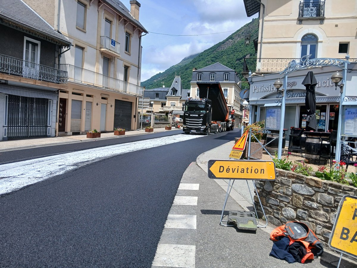 VINCIConstrucFR's tweet photo. Lors de la 6e étape du #TDF2026 entre #Pau et Gavarnie-Gèdre aujourd'hui, les coureurs emprunteront une route rénovée récemment par notre filiale Routière des Pyrénées sur les pentes du col du #Tourmalet⛰️De quoi garantir des conditions de circulation optimales aux cyclistes🚴‍♂️👌 https://t.co/jTyDNgY2hT