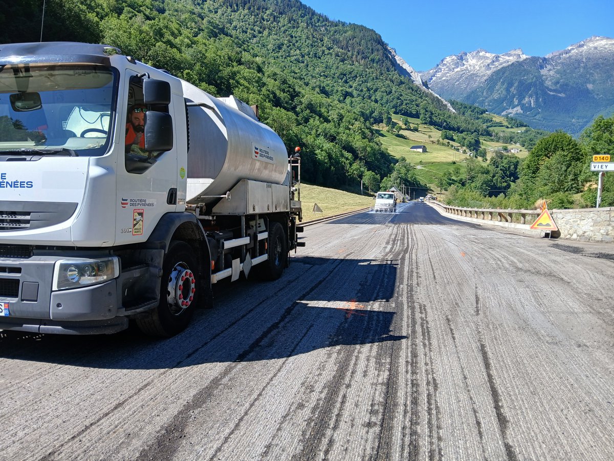 VINCIConstrucFR's tweet photo. Lors de la 6e étape du #TDF2026 entre #Pau et Gavarnie-Gèdre aujourd'hui, les coureurs emprunteront une route rénovée récemment par notre filiale Routière des Pyrénées sur les pentes du col du #Tourmalet⛰️De quoi garantir des conditions de circulation optimales aux cyclistes🚴‍♂️👌 https://t.co/jTyDNgY2hT