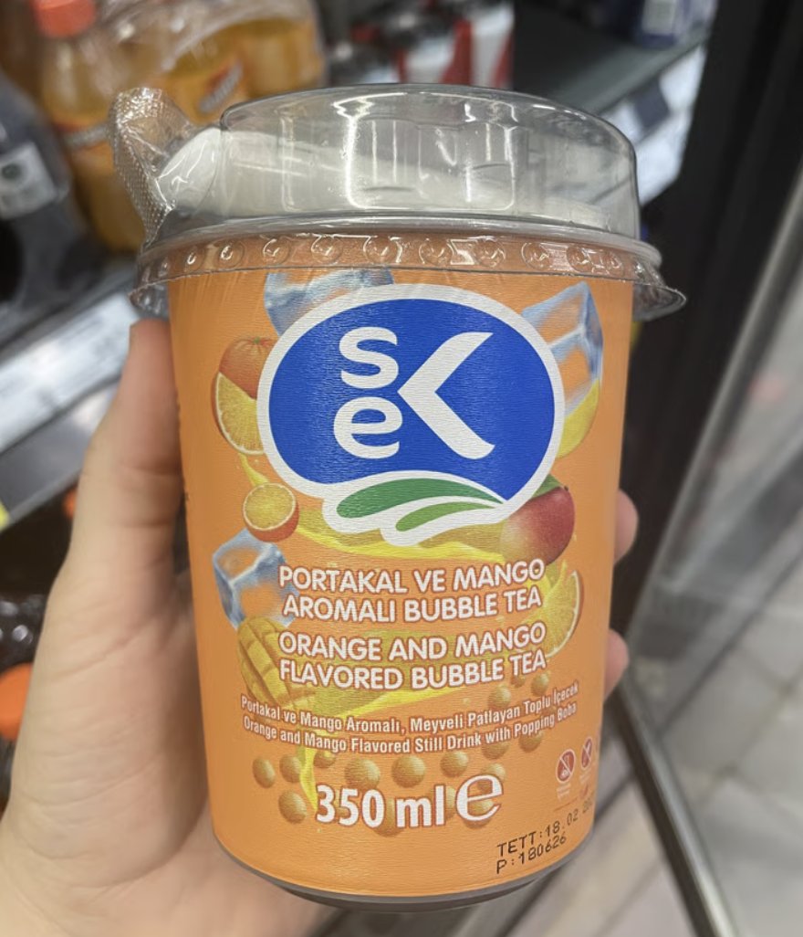 gidadedektifi's tweet photo. Sek firması tarafından satışa sunulan Portakal ve Mango aromalı bubble tea içeriğinde %0,09 yani onbinde 9 oranında çay ekstraktı bulunuyor.
Ürünün 350 ml'lik tek paketinde 38,5 gr ilave şeker yani yaklaşık 19 küp şeker yer aldığı görülüyor.
https://t.co/7AxqRgtYCo https://t.co/pgmP0ox06C